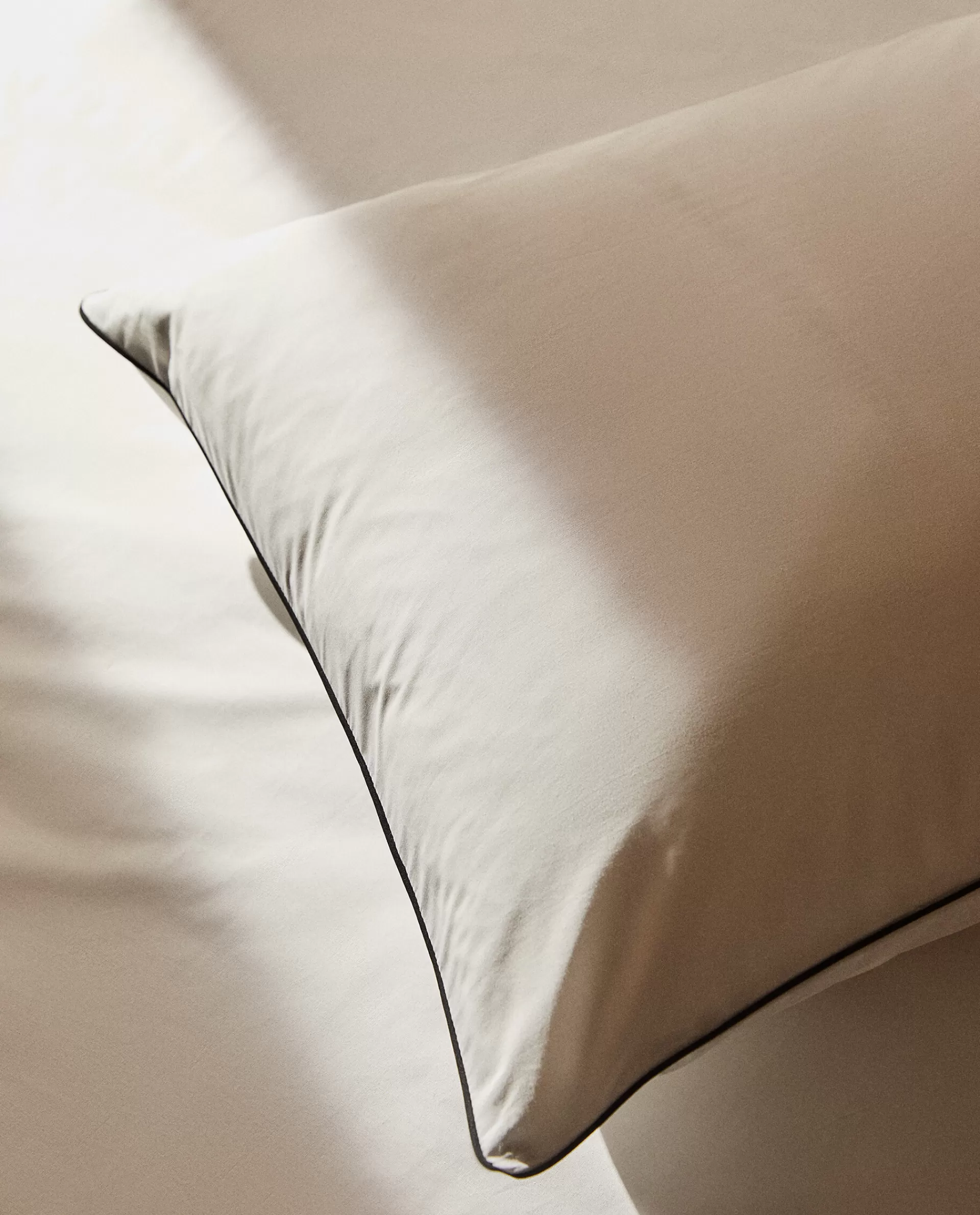 ZARA Home Pillowcase With Colored Piping Detail Black Online